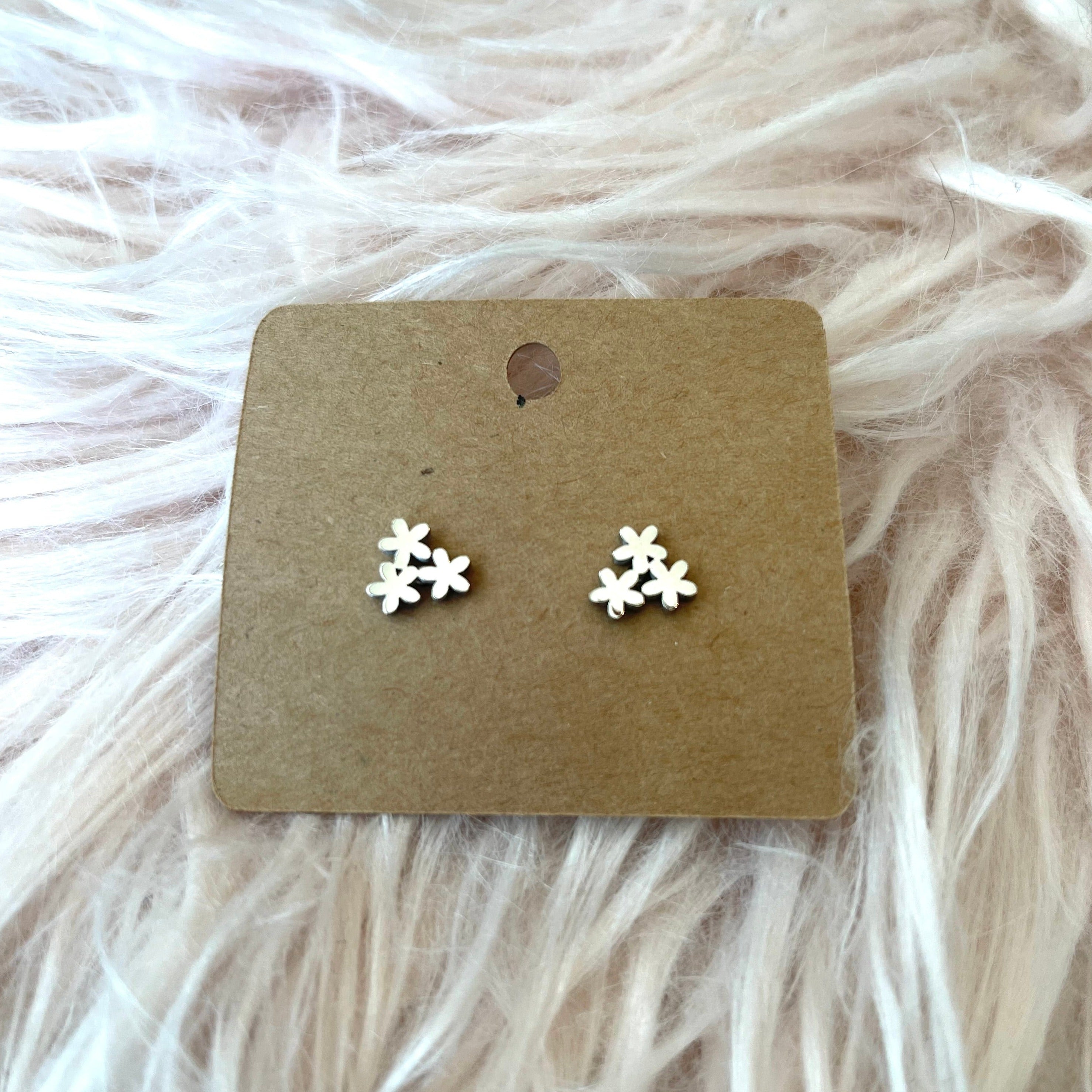 Three daisy flowers stud earrings in 304 stainless steel. Measurements: 10mm x 9mm. Lead free and nickel safe.