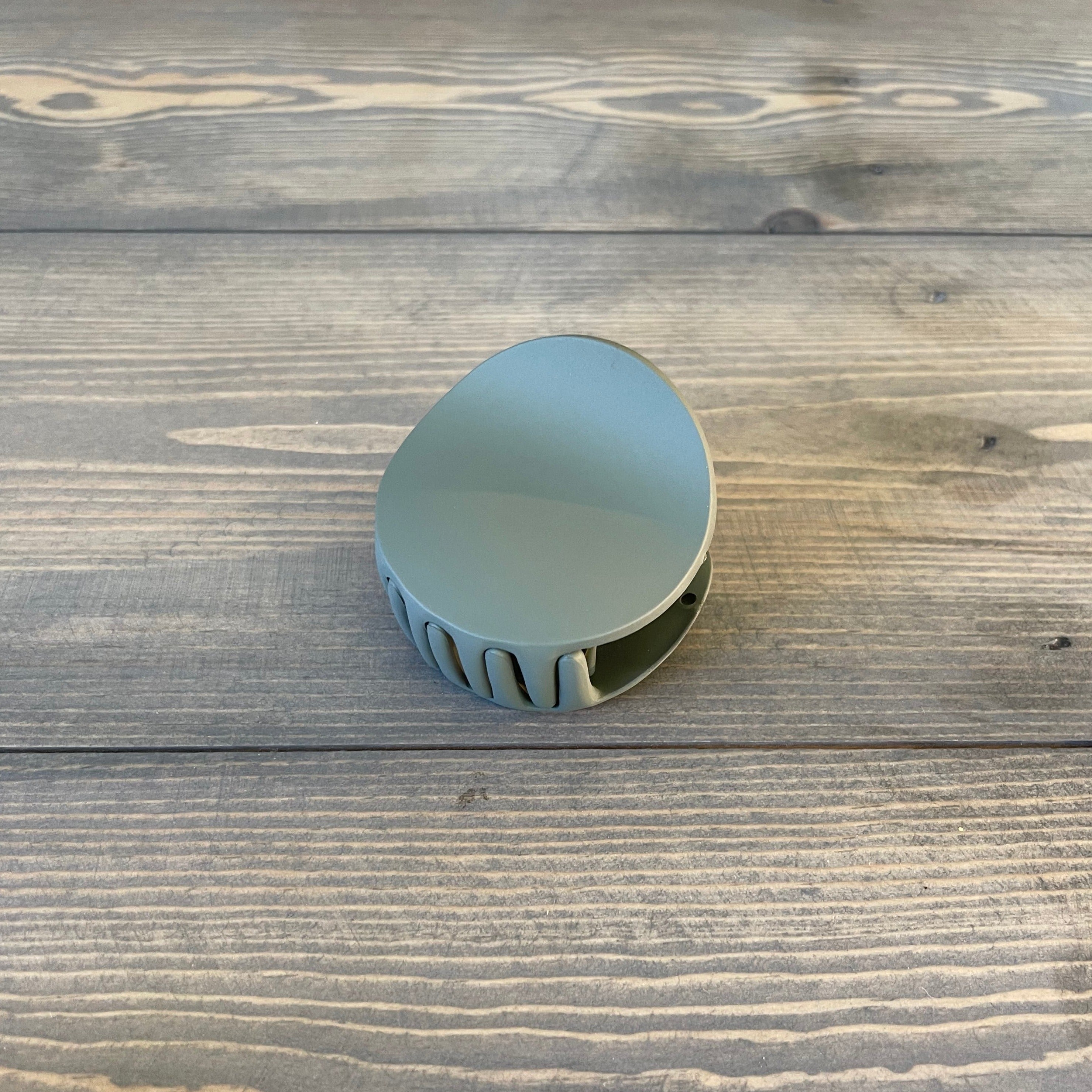 Modern round hair clip. 100% Acrylic. Size: 2" L, 2" W.